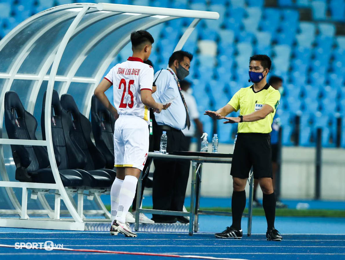 Khoảnh khắc lịch sử: Thủ môn U23 Việt Nam vào sân đá tiền đạo bất đắc dĩ-3