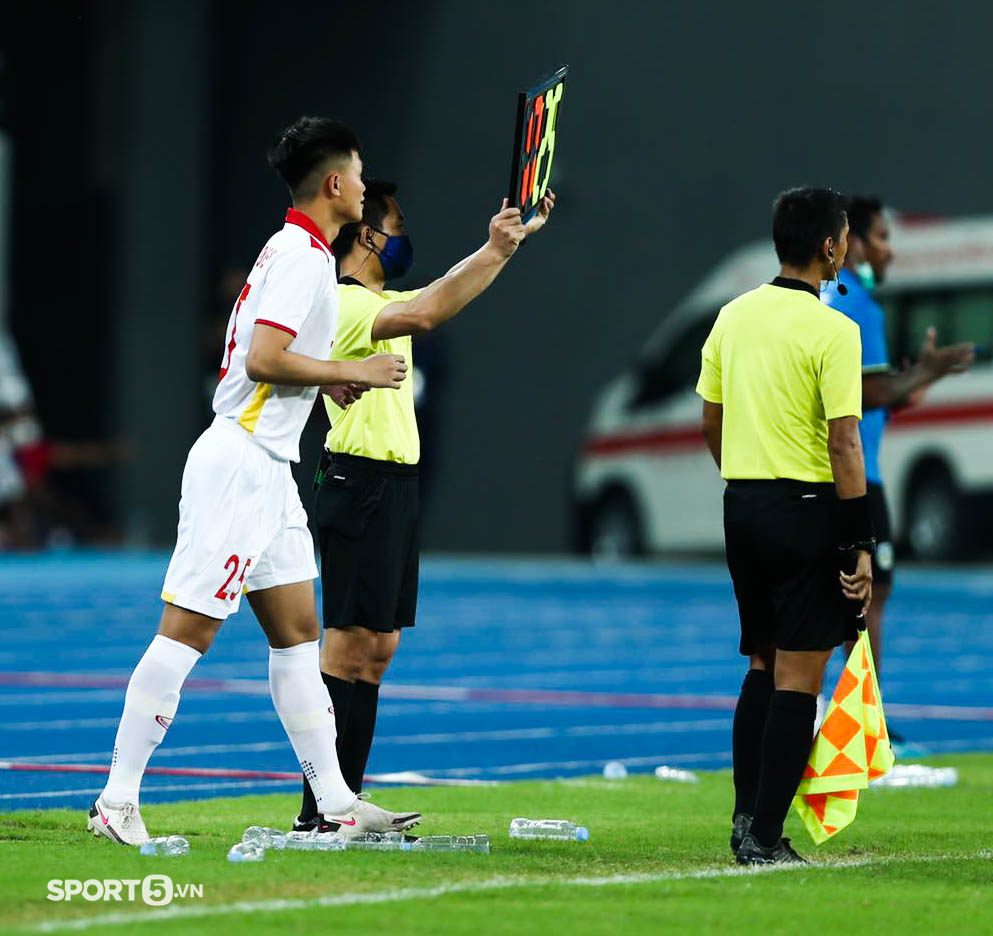 Khoảnh khắc lịch sử: Thủ môn U23 Việt Nam vào sân đá tiền đạo bất đắc dĩ-2