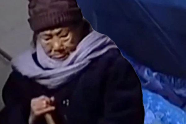 Bà lão sống khổ nhất làng, khi mất để lại tiền khiến 6 người đếm mỏi tay-2