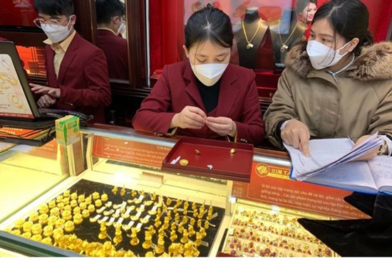 Giá vàng hôm nay 25/2: Thời điểm đen tối, vàng đắt lịch sử, 70 triệu/lượng rất gần