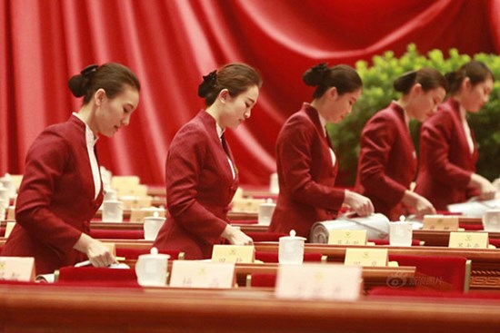 Đi ăn tình cờ gặp vợ cũ làm bồi bàn, tôi châm chọc, lúc tính tiền mới biết thân phận của cô ấy, tự vả vào mặt không hết nhục
