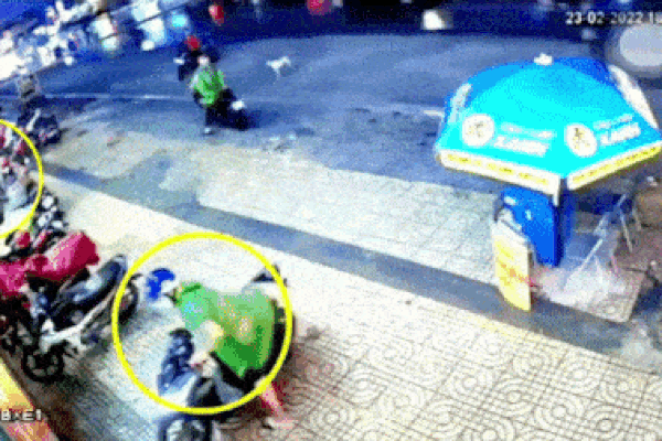 Trộm cẩn thận buộc dây khóa cửa nhốt chủ nhà rồi lựa xe để tẩu thoát-1