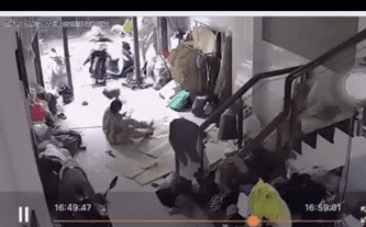 Đang thư thái bấm điện thoại, người phụ nữ thót tim khi xe máy từ đâu bay vào nhà-1