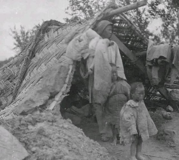 Bộ ảnh cuối thời nhà Thanh: Cận cảnh nhan sắc hầu gái xinh đẹp hơn tiểu thư đài các, Từ Hi Thái Hậu cosplay Quan Âm chụp hình-1