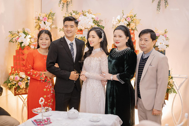 Vợ Hà Đức Chinh bất ngờ có hành động lạ” chứng tỏ mối quan hệ cực tốt với mẹ chồng trong đám cưới-1