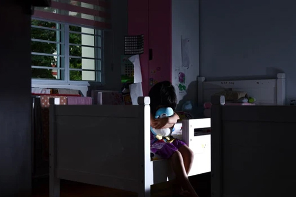 Gọi điện không được, vợ về nhà đột xuất thấy chồng trong tình trạng bán khỏa thân, con gái 5 tuổi đang xem tivi tiết lộ sự thật hãi hùng-1