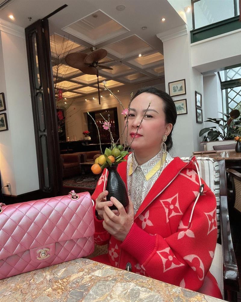 Phượng Chanel mặc váy bông mà tròn ủng ngỡ lọ hoa di động-3