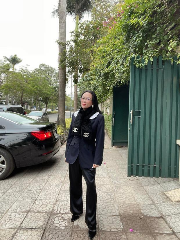 Phượng Chanel mặc váy bông mà tròn ủng ngỡ lọ hoa di động-8