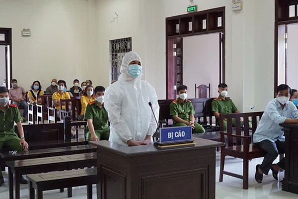 Chia tay rồi vẫn muốn chiếm hữu, gã trai hùng hổ đến làm mù mắt bạn gái cũ để... không thể nhìn những người đàn ông khác-3