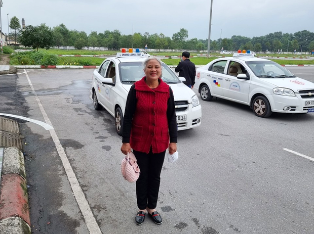 Cụ bà 72 tuổi đỗ bằng lái ô tô ngay lần đầu thi ở Hà Tĩnh: Ban đầu sợ, giờ chạy vô tư rồi-2