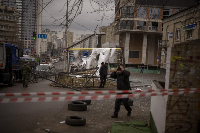 Ukraine bị tấn công, cặp đôi vội vàng làm đám cưới trong tiếng còi báo động-6
