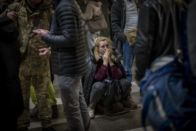 Ukraine bị tấn công, cặp đôi vội vàng làm đám cưới trong tiếng còi báo động-9