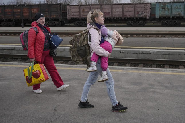 Ukraine bị tấn công, cặp đôi vội vàng làm đám cưới trong tiếng còi báo động-17