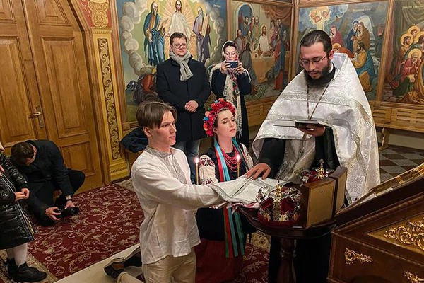 Em bé Ukraine thức dậy không được đi học, người mẹ nói: Không, con yêu, bom đạn đã bắt đầu-5