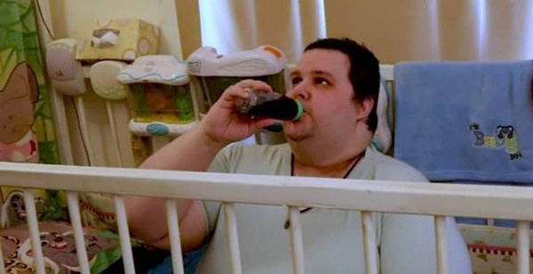 Bi kịch đứa trẻ khổng lồ: 33 tuổi vẫn mặc tã, dùng núm vú giả, cuộc sống khi trưởng thành quá đau lòng-2