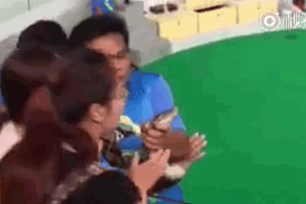Video: Cô gái hồn nhiên thả điện thoại vào bể cá vì lý do bất ngờ-1