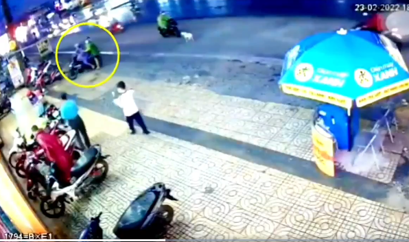 Chú bảo vệ bị dàn cảnh trộm xe, camera ghi lại 20 giây gian xảo khiến ai cũng phẫn nộ-1