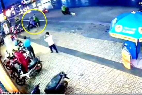Chú bảo vệ bị dàn cảnh trộm xe, camera ghi lại 20 giây gian xảo khiến ai cũng phẫn nộ