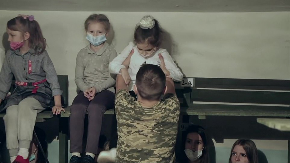 Em bé Ukraine thức dậy không được đi học, người mẹ nói: Không, con yêu, bom đạn đã bắt đầu-4
