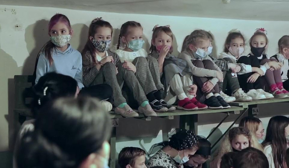 Em bé Ukraine thức dậy không được đi học, người mẹ nói: Không, con yêu, bom đạn đã bắt đầu-2