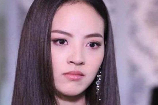 Đang chuẩn bị ngủ thì chồng hớn hở khoe chiếc két sắt chứa rất nhiều tiền nhưng câu nói cuối cùng của anh làm tôi đau điếng