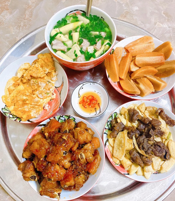 Biết tin con dâu ốm, mẹ chồng sốt sắng hỏi thăm con trai cùng cháu nội, song nhìn đến mâm cơm bà lại quay ngoắt 180 độ-2