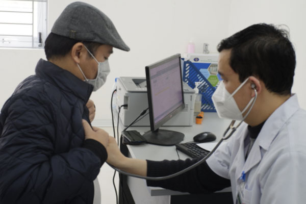 Trẻ F0 uống hạ sốt quá liều dẫn đến mê sảng: Chuyên gia chỉ rõ sai lầm của không ít mẹ và cách xử lý SỐT LÂU KHÔNG HẠ khi mắc Covid-19-4