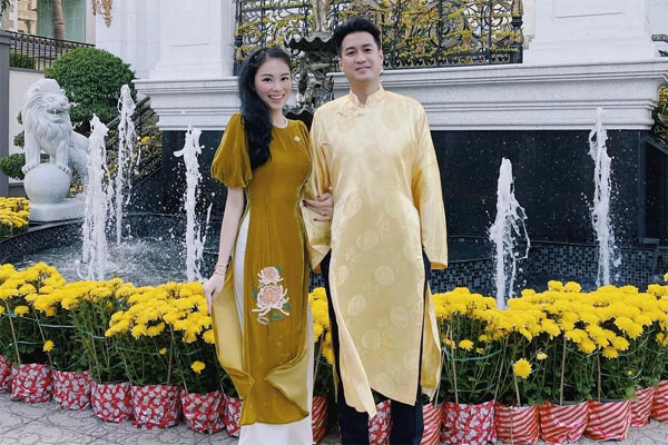 Cậu ba nhà vua hàng hiệu Johnathan Hạnh Nguyễn đăng ảnh ôm chặt người phụ nữ giấu mặt, đến Hà Tăng cũng vào thể hiện sự xúc động-5