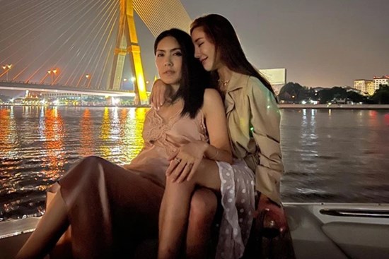 Hé lộ ảnh cuối cùng của mỹ nhân Chiếc Lá Bay trước khi rơi xuống sông, không mặc áo phao và ngồi cạnh nhân vật đáng nghi