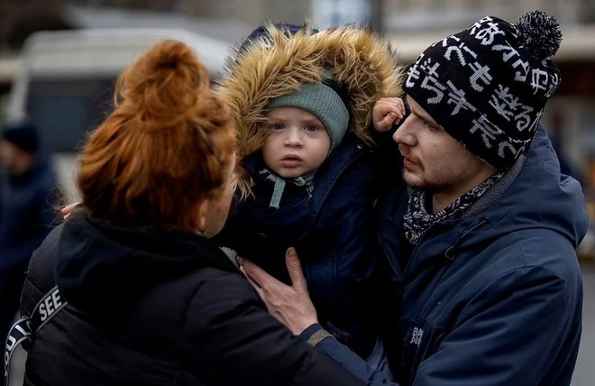 Cảnh chia ly đẫm nước mắt của các gia đình Ukraine-1