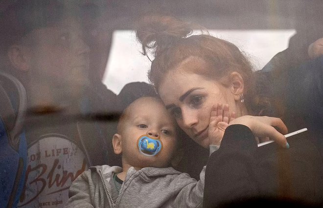 Cảnh chia ly đẫm nước mắt của các gia đình Ukraine-2