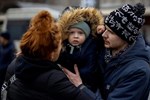 Đồng bào về từ Ukraine khóc nức nở khi vừa đặt chân xuống Sân bay Nội Bài-17
