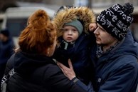 Cảnh chia ly đẫm nước mắt của các gia đình Ukraine