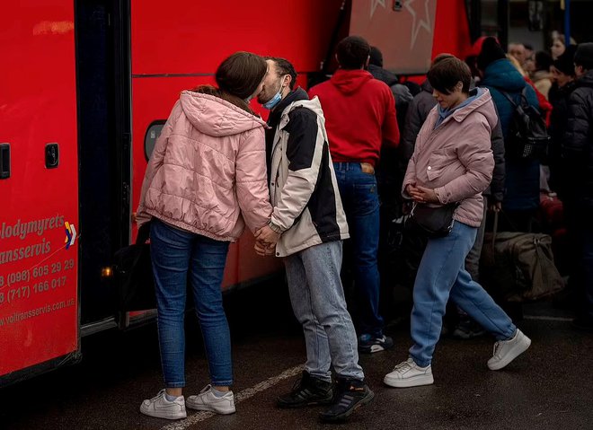 Cảnh chia ly đẫm nước mắt của các gia đình Ukraine-4