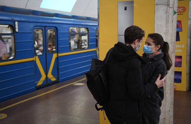 Cảnh chia ly đẫm nước mắt của các gia đình Ukraine-7