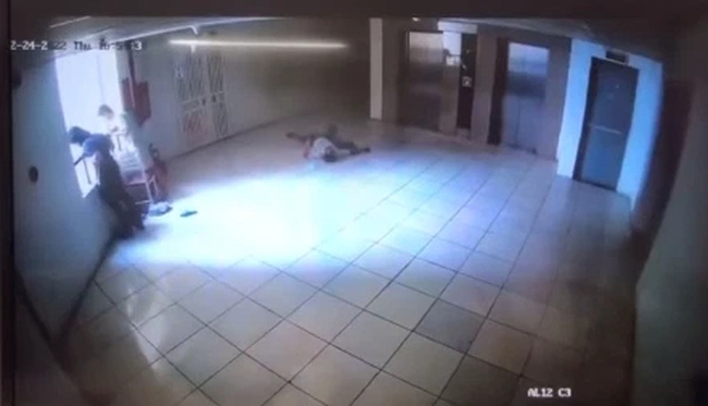 Clip xót xa: Vừa quay đi thì vợ nhảy lầu tự tử ngay tại bệnh viện, chồng đau đớn gục ngã vì không thể làm gì được-2