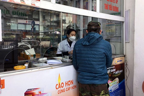 'F0 khắp nơi, lúc nào tôi cũng thấy khan cổ': Lùng sục mua nước súc họng