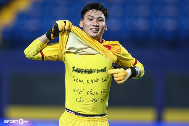 Trước giờ G trận U23 Việt - Thái Lan, chiếc áo đấu với thông điệp của thủ môn Xuân Hoàng gây sốt trở lại: Thấy thương thật!-1