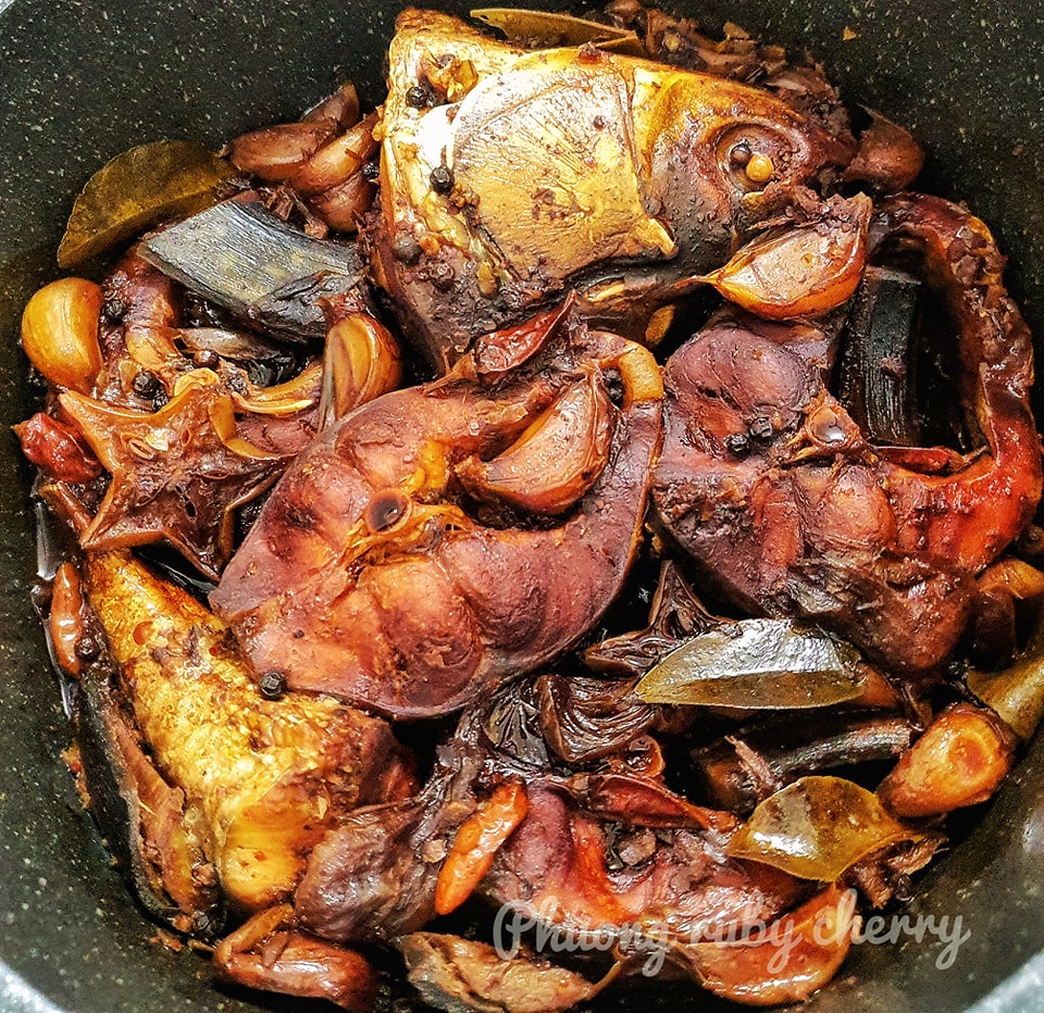 Kho cá trắm không cần nước, cho loại lá này cá kho béo bùi, không tanh-3