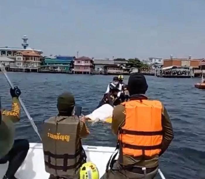 Lễ tang mỹ nhân Chiếc lá cuốn bay Nhân vật đáng nghi có hành động lạ