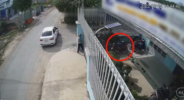 Trộm lái ô tô cùng đồng bọn đi cuỗm xe máy, camera bóc cảnh tượng cũng ngỡ ngàng-1