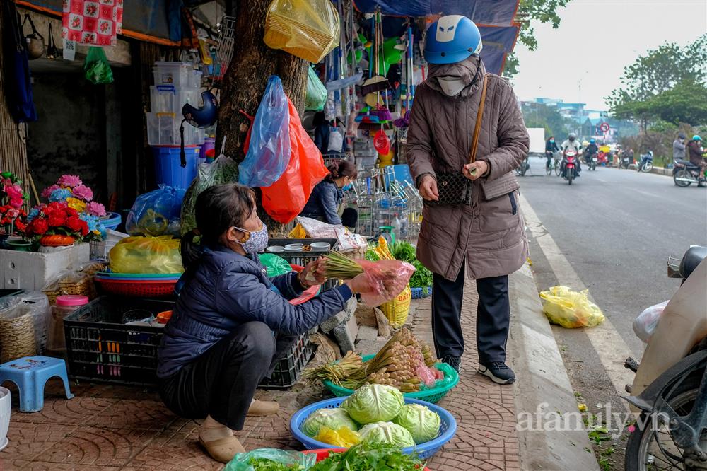 Người Hà Nội đổ xô ra chợ mua gừng, sả về xông, ra hiệu thuốc mua KIT test, vitamin về dự phòng, sẵn sàng cách ly tại nhà nếu không may thành F0-1