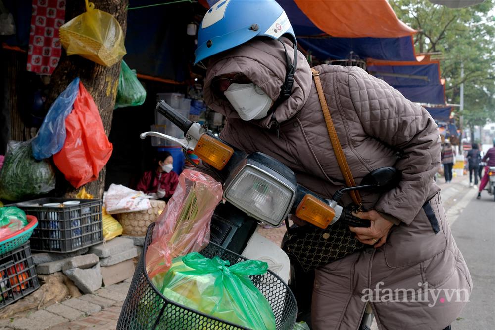 Người Hà Nội đổ xô ra chợ mua gừng, sả về xông, ra hiệu thuốc mua KIT test, vitamin về dự phòng, sẵn sàng cách ly tại nhà nếu không may thành F0-2