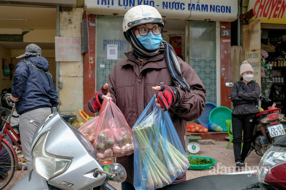 Người Hà Nội đổ xô ra chợ mua gừng, sả về xông, ra hiệu thuốc mua KIT test, vitamin về dự phòng, sẵn sàng cách ly tại nhà nếu không may thành F0-3