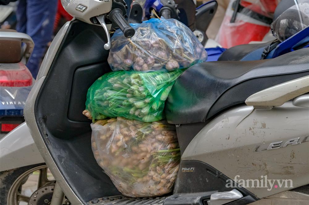 Người Hà Nội đổ xô ra chợ mua gừng, sả về xông, ra hiệu thuốc mua KIT test, vitamin về dự phòng, sẵn sàng cách ly tại nhà nếu không may thành F0-4