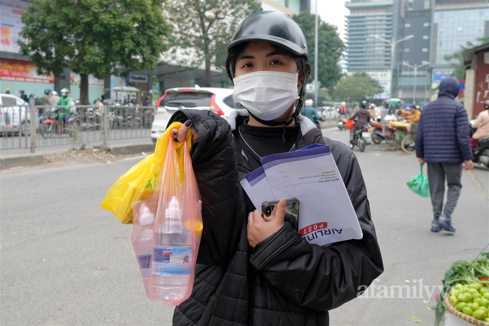 Người Hà Nội đổ xô ra chợ mua gừng, sả về xông, ra hiệu thuốc mua KIT test, vitamin về dự phòng, sẵn sàng cách ly tại nhà nếu không may thành F0-7