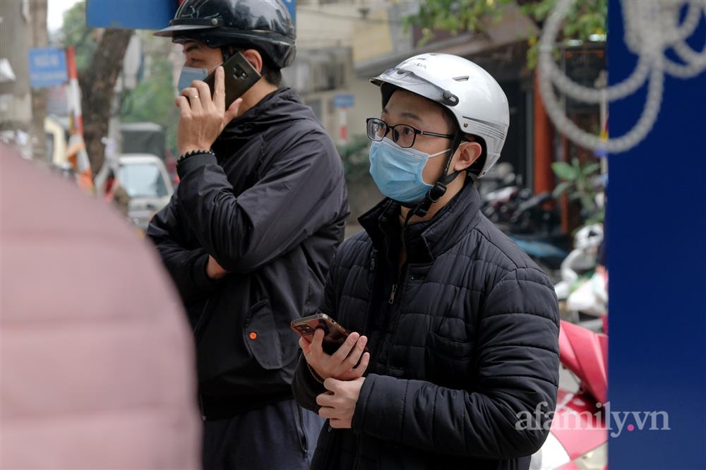 Người Hà Nội đổ xô ra chợ mua gừng, sả về xông, ra hiệu thuốc mua KIT test, vitamin về dự phòng, sẵn sàng cách ly tại nhà nếu không may thành F0-8