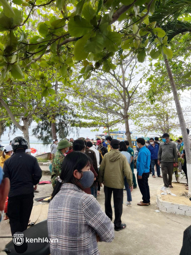 NÓNG: Chìm ca nô chở 36 khách du lịch ở Hội An, vớt được 30 người, 10 người đã tử vong-1
