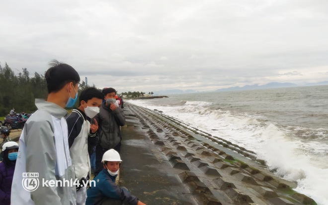 NÓNG: Chìm ca nô chở 36 khách du lịch ở Hội An, vớt được 30 người, 10 người đã tử vong-7