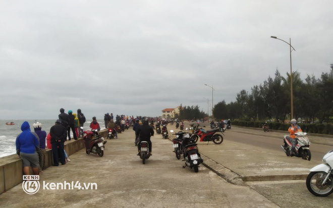 NÓNG: Chìm ca nô chở 36 khách du lịch ở Hội An, vớt được 30 người, 10 người đã tử vong-5